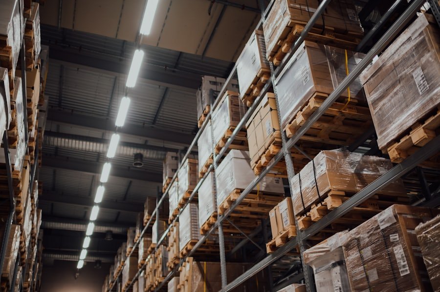 Cartons rangés dans un entrepôt