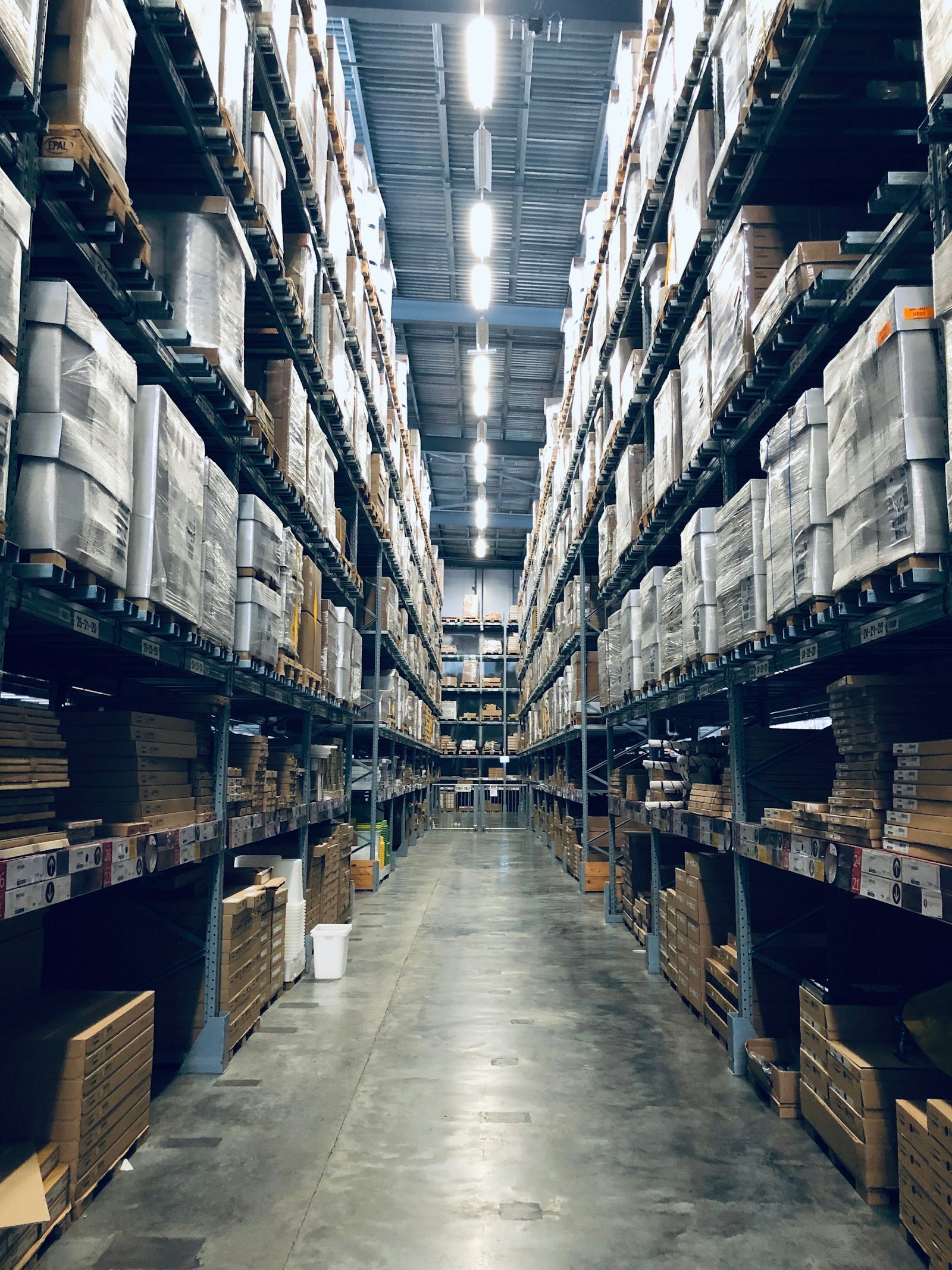 Entrepôt logistique moderne rempli de colis